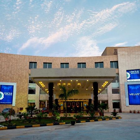 เวลเว็ต คลาร์คส เอ็กซอติคา ซิรัคปูร์ โฮเต็ล Hotel Zirakpur ภายนอก รูปภาพ