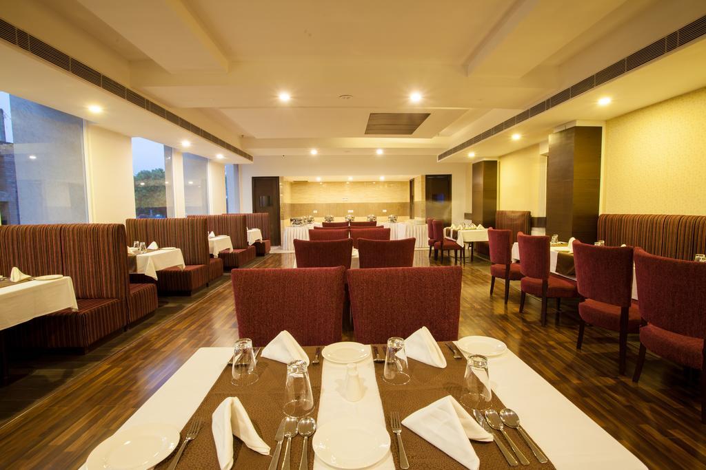 เวลเว็ต คลาร์คส เอ็กซอติคา ซิรัคปูร์ โฮเต็ล Hotel Zirakpur ภายนอก รูปภาพ