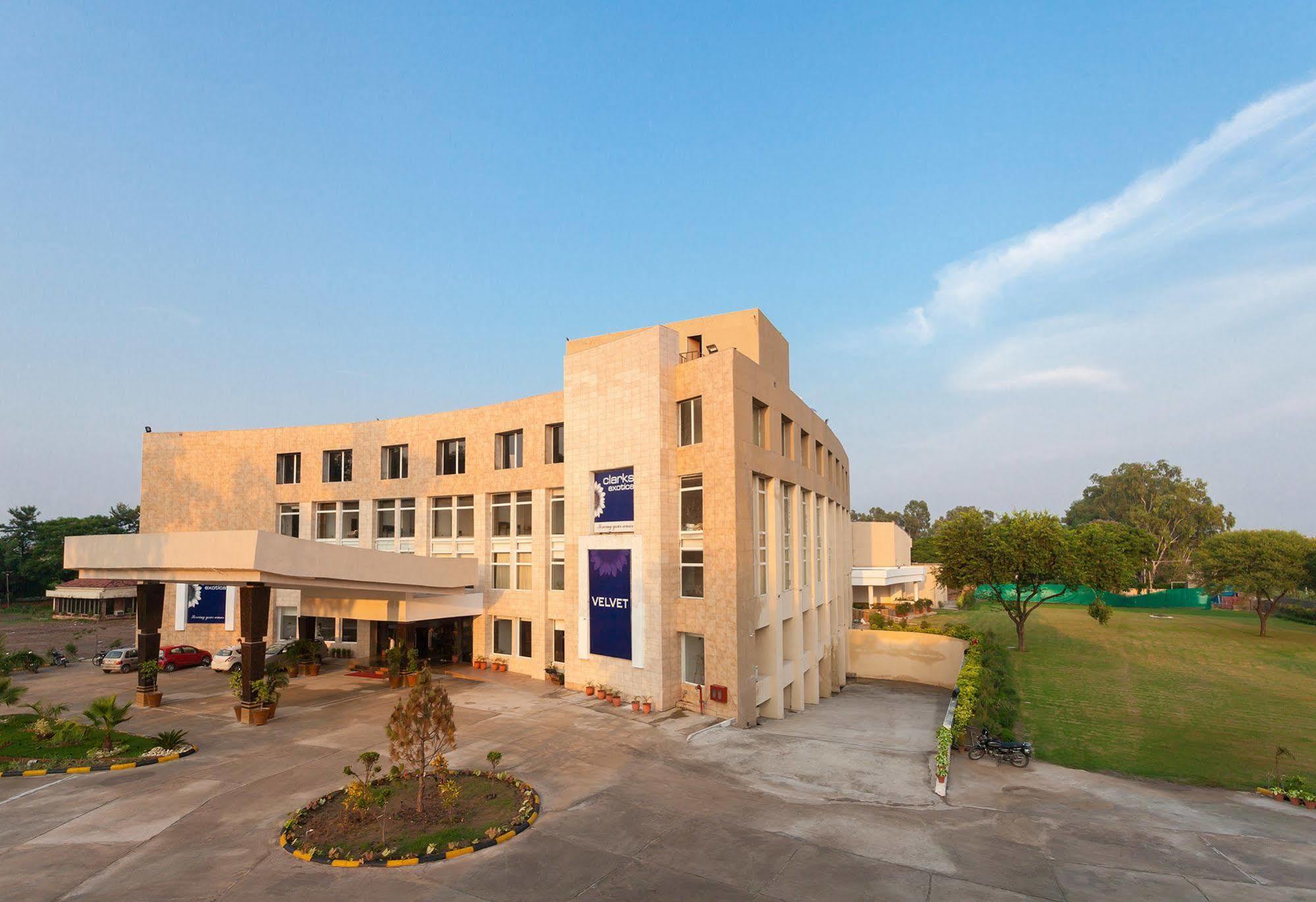 เวลเว็ต คลาร์คส เอ็กซอติคา ซิรัคปูร์ โฮเต็ล Hotel Zirakpur ภายนอก รูปภาพ