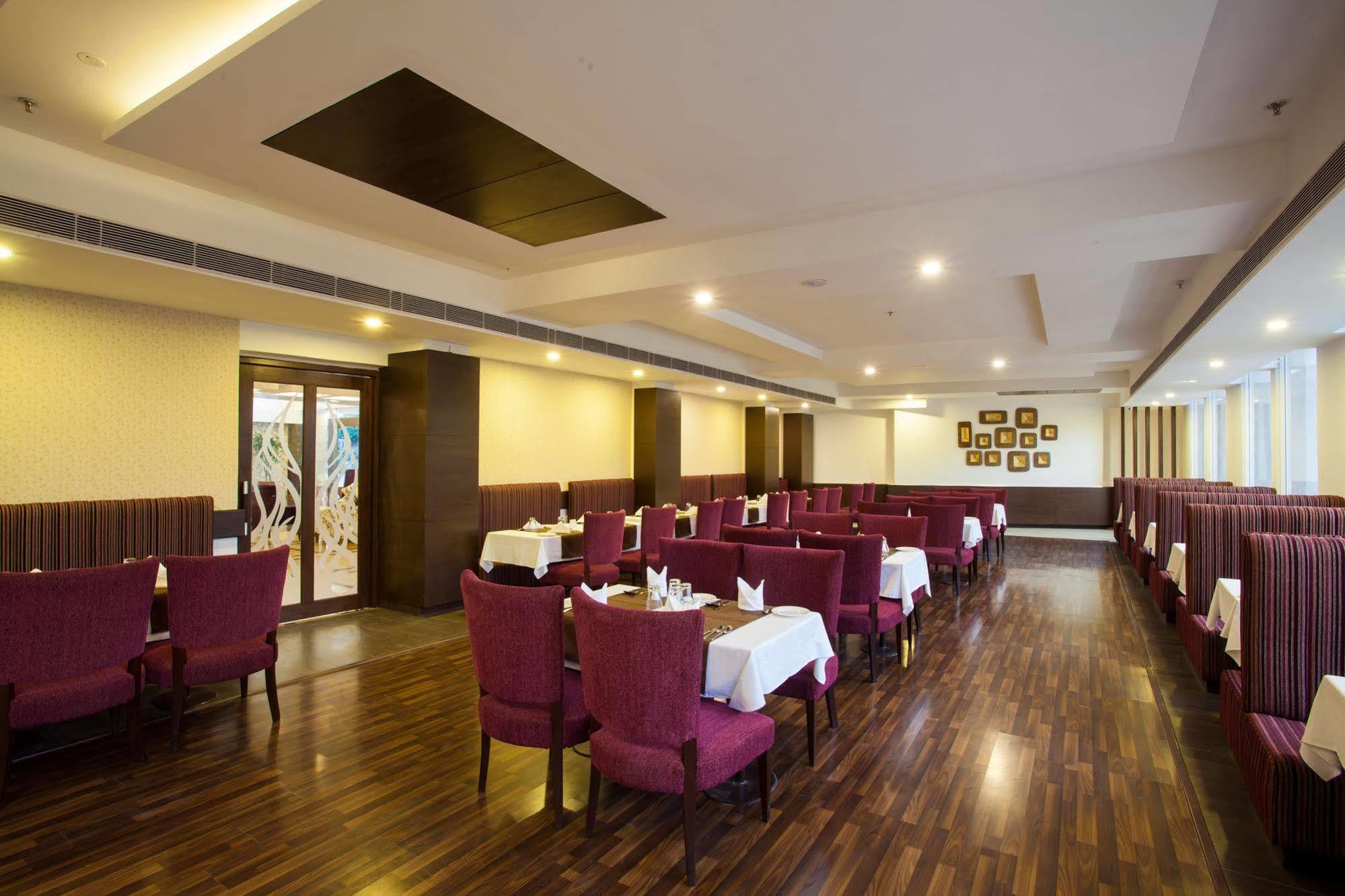 เวลเว็ต คลาร์คส เอ็กซอติคา ซิรัคปูร์ โฮเต็ล Hotel Zirakpur ภายนอก รูปภาพ