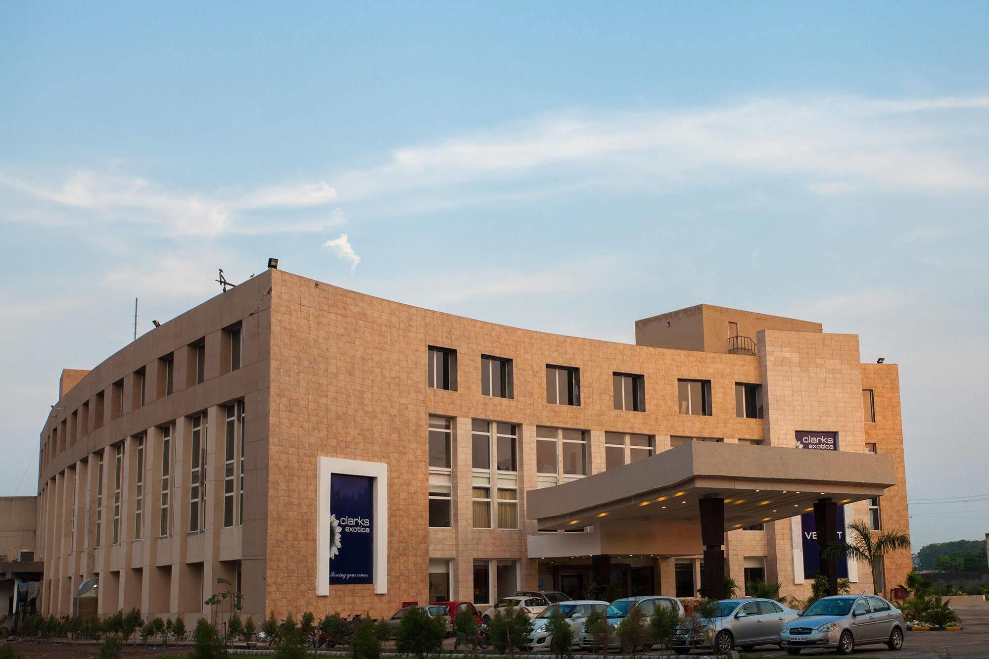 เวลเว็ต คลาร์คส เอ็กซอติคา ซิรัคปูร์ โฮเต็ล Hotel Zirakpur ภายนอก รูปภาพ
